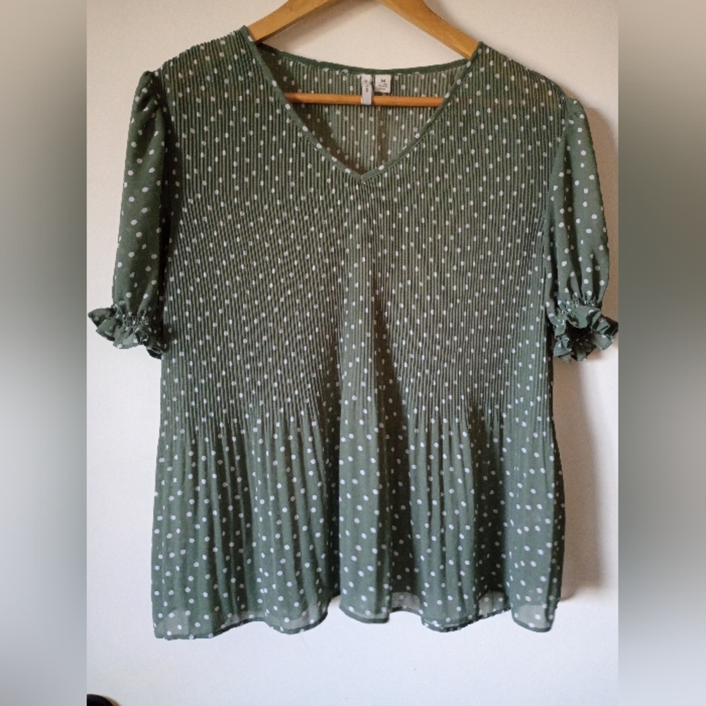 Green Polka Dot Pleated Blouse Size Medium - Picture 2 of 15